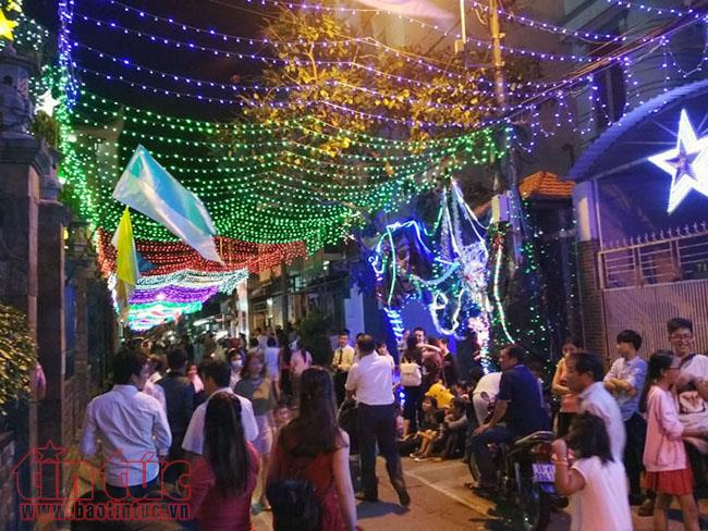 Hàng ngàn người dân TP Hồ Chí Minh nô nức trong đêm Giáng sinh ảnh 1
